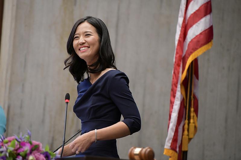 移民之女吴弭16日宣誓就任波士顿市第一位女性、也是第一位亚裔市长之后，发表就职演...