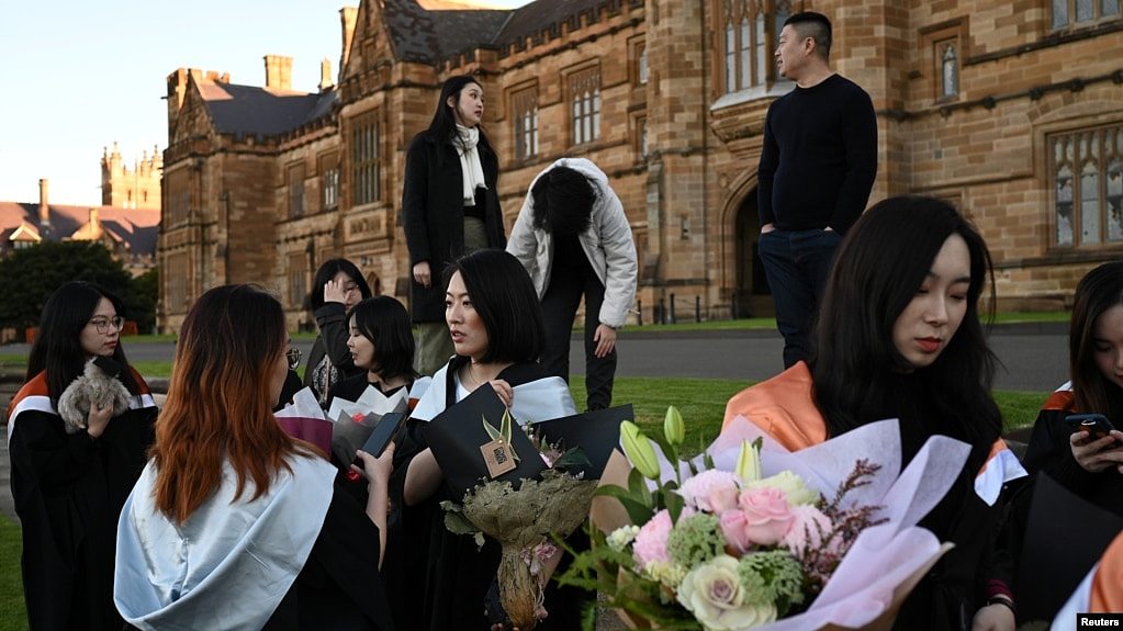 澳大利亚悉尼大学的中国留学生在校园参加毕业典礼。（2020年7月4日）