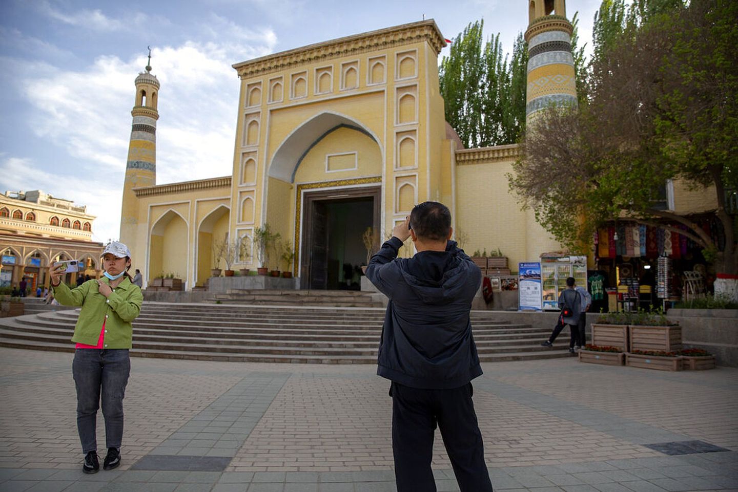 2021年4月21日，外国记者经中国政府安排实地采访新疆。图为摄影记者镜头下，游客到访艾提卡清真寺的情形。（AP）