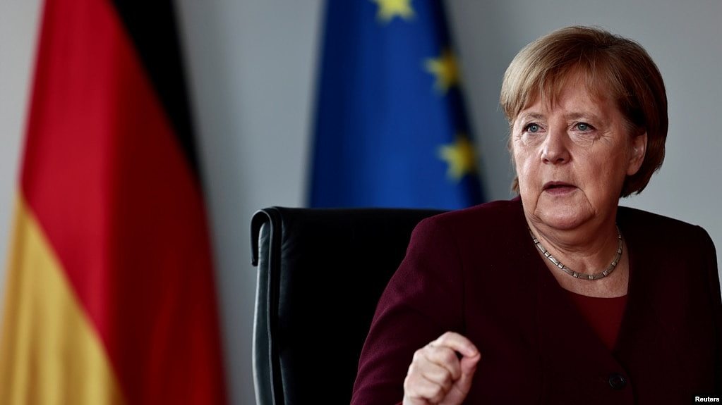 德国看守政府总理默克尔在柏林接受路透社采访。（2021年11月17日）