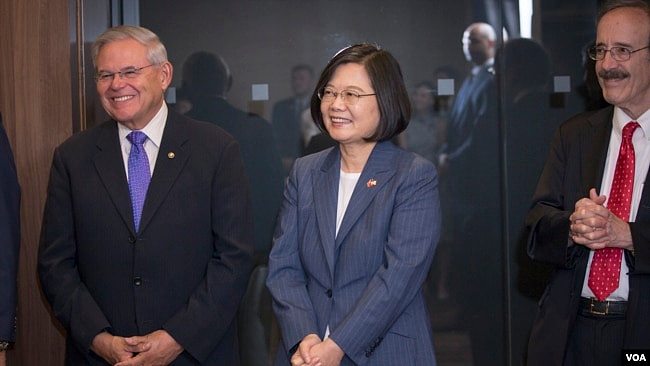 台湾总统蔡英文与美国国会议员见面，在她左手边的是众议院外交委员会主席恩格尔(Rep. Eliot Enge)，她右手边的是参议院外交委员会首席民主党参议员梅嫩德斯(Sen. Bob Menendez)。（2019年7月12日，台湾总统府提供）