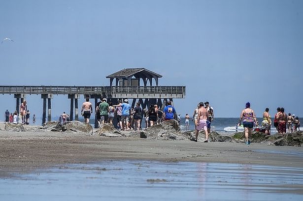 美国男子太过“自由”，在机场脱光衣服自娱，被警察抓起来