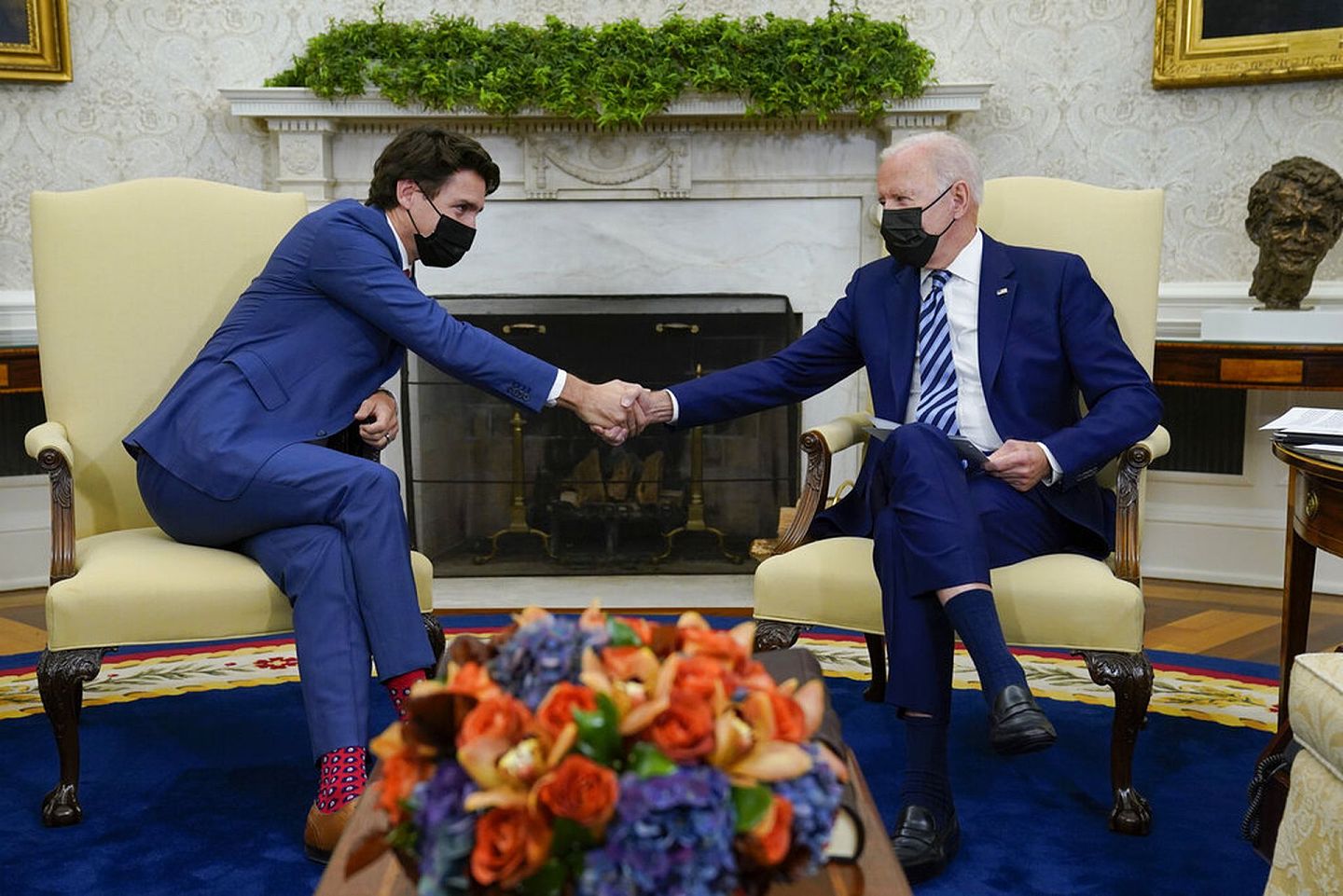 2021年11月18日，美国总统拜登（右）在白宫椭圆形办公室与加拿大总理特鲁多（左）举行会晤前握手。（AP）