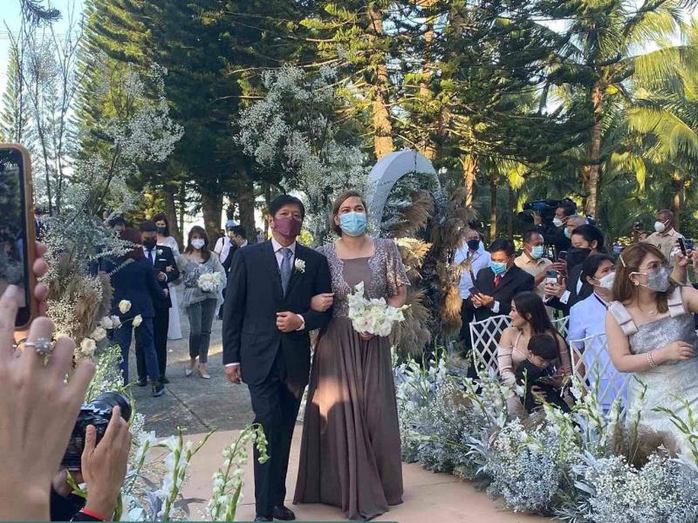 小马可斯（左）与萨拉11月13日共同参加一场婚礼，两人是明年菲律宾大选的最强搭档。（Facebook@MayorIndaySaraDuterte）