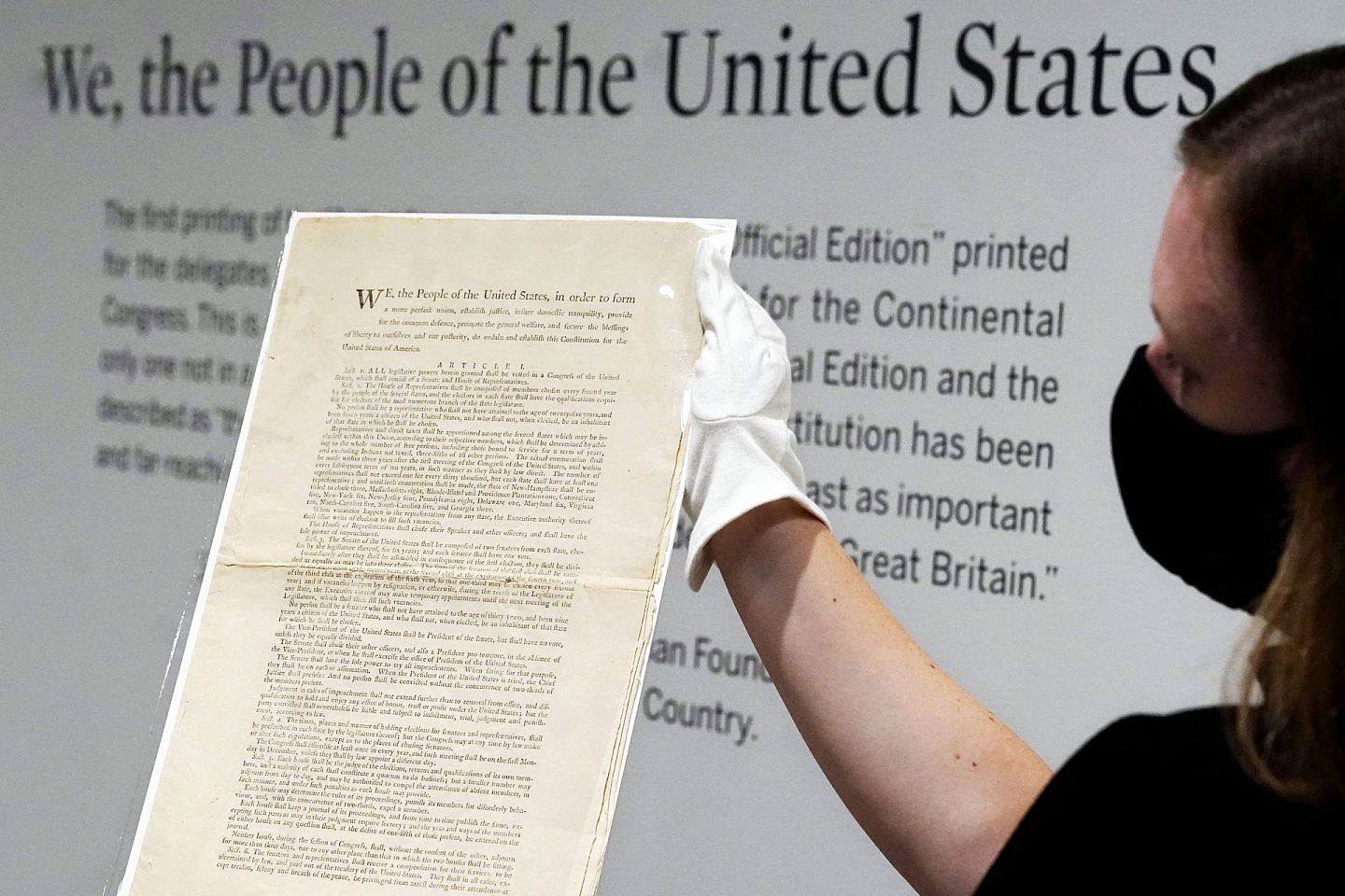 图为2021年9月17日，苏富比拍卖行于纽约展出美国宪法初版。（AP）
