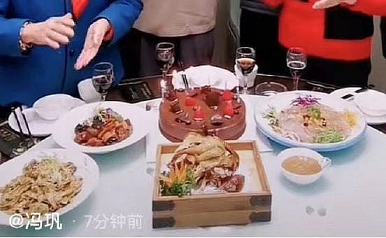 63岁冯巩为亲哥哥庆生，手机屏幕碎掉一块，八个人吃4碗菜太节约（组图） - 3