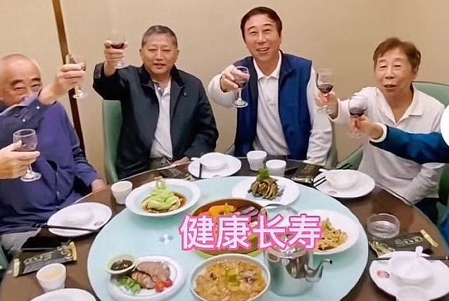 63岁冯巩为亲哥哥庆生，手机屏幕碎掉一块，八个人吃4碗菜太节约（组图） - 5