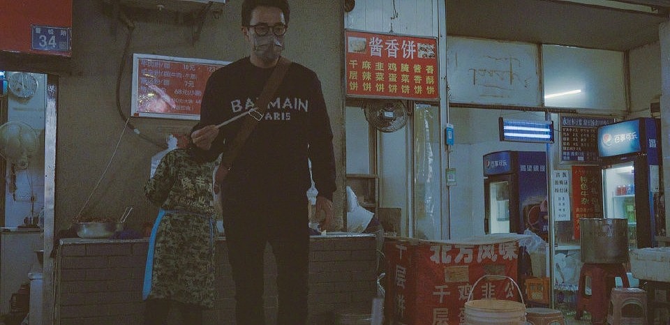 47岁刘恺威逛夜市，坐路边摊大口吃喝没架子，不在意路人围观眼光（组图） - 4