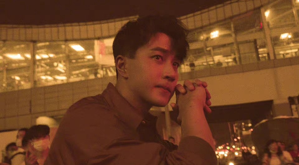 47岁刘恺威逛夜市，坐路边摊大口吃喝没架子，不在意路人围观眼光（组图） - 7
