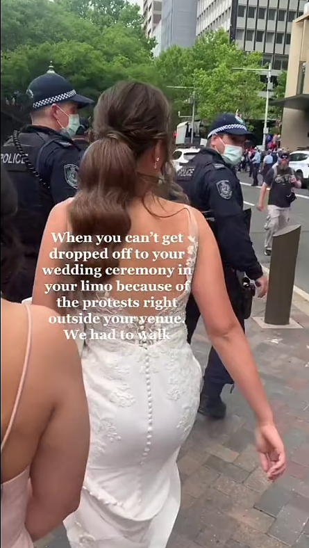 婚礼途中遭示威者拦下，悉尼新娘无奈由警察护送入场，“抗议也不能毁了这一天”（组图） - 2