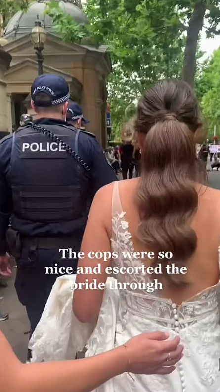 婚礼途中遭示威者拦下，悉尼新娘无奈由警察护送入场，“抗议也不能毁了这一天”（组图） - 3