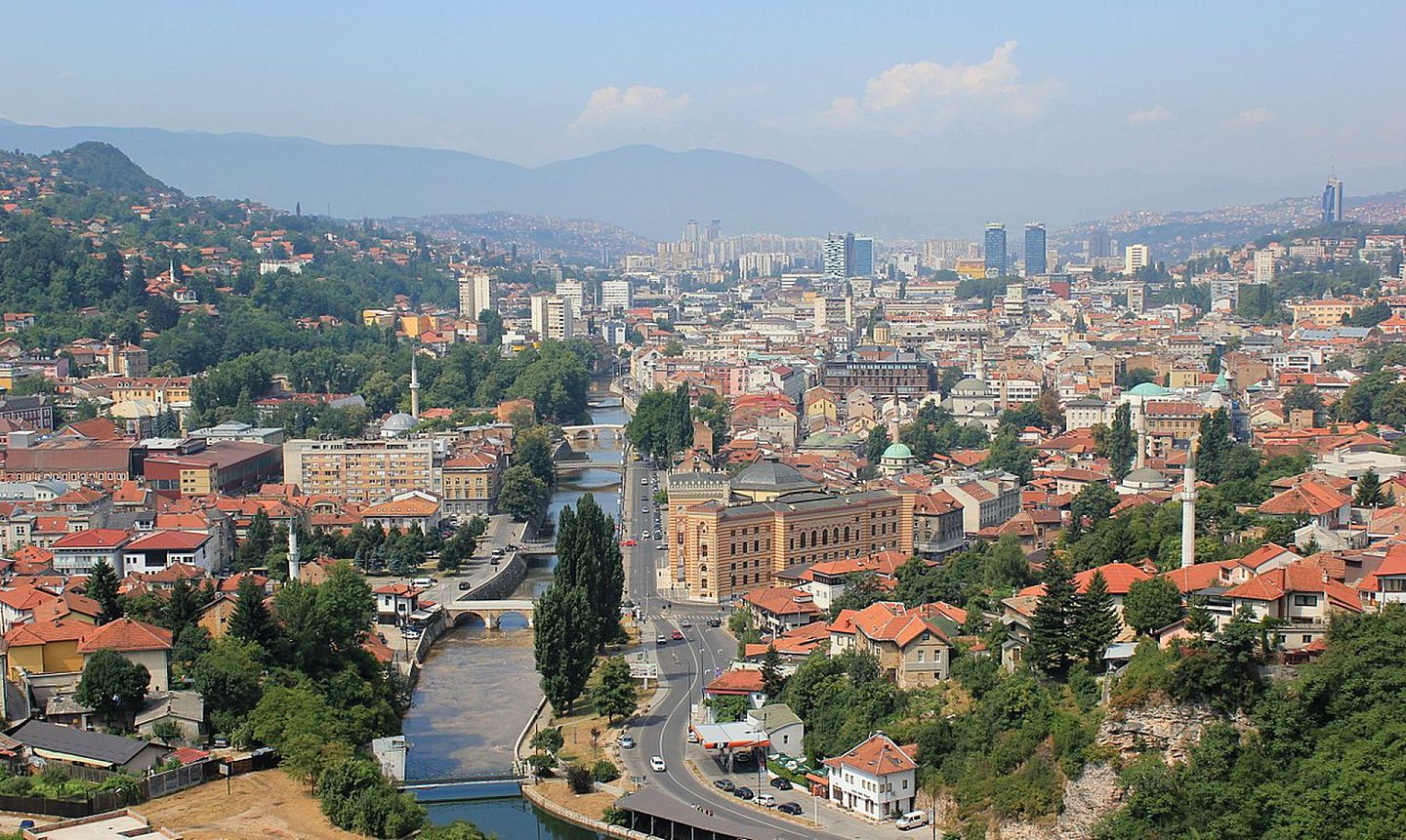 首都萨拉热窝（Sarajevo）正处于塞族共和国与波黑联邦的边境上，若边境为塞族武装所夺，塞族力量更将对萨拉热窝形成居高临下的形势。（Wikimedia Commons）