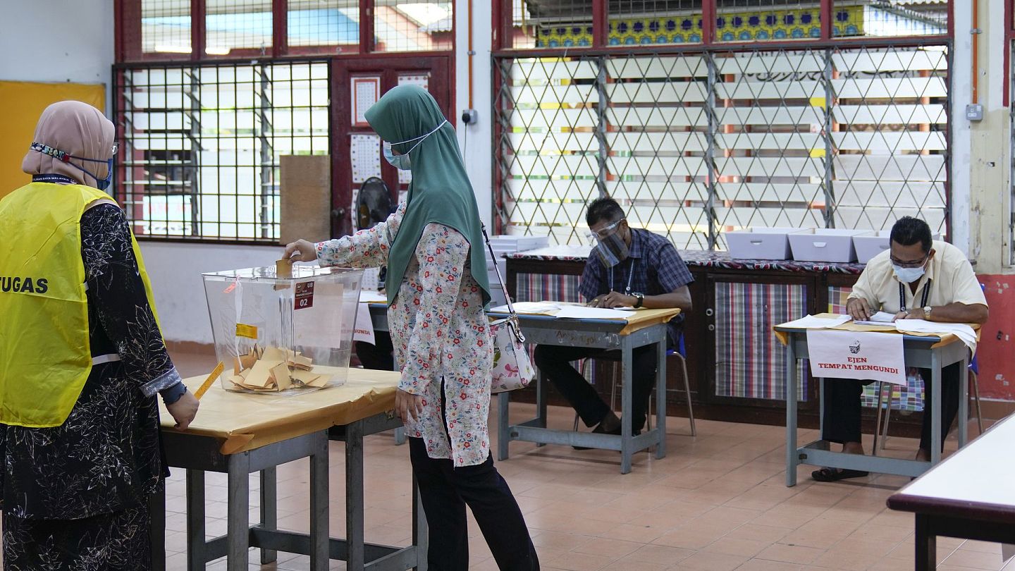马来西亚：图为11月20日，马来西亚选民在票站中为马六甲州选投票。（AP）