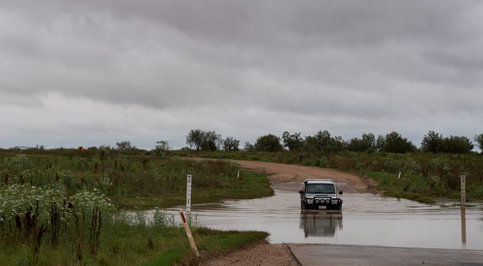 新州多地道路被淹深浅难断！车辆被困引当局警告：千万别开车穿过洪水（组图） - 4