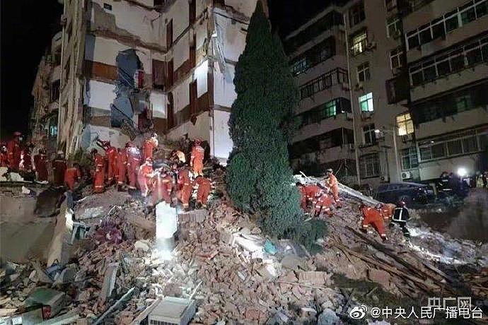 江西赣江新区一宿舍楼坍塌致4人死亡，疑似曾挖过地下室（视频/图） - 1
