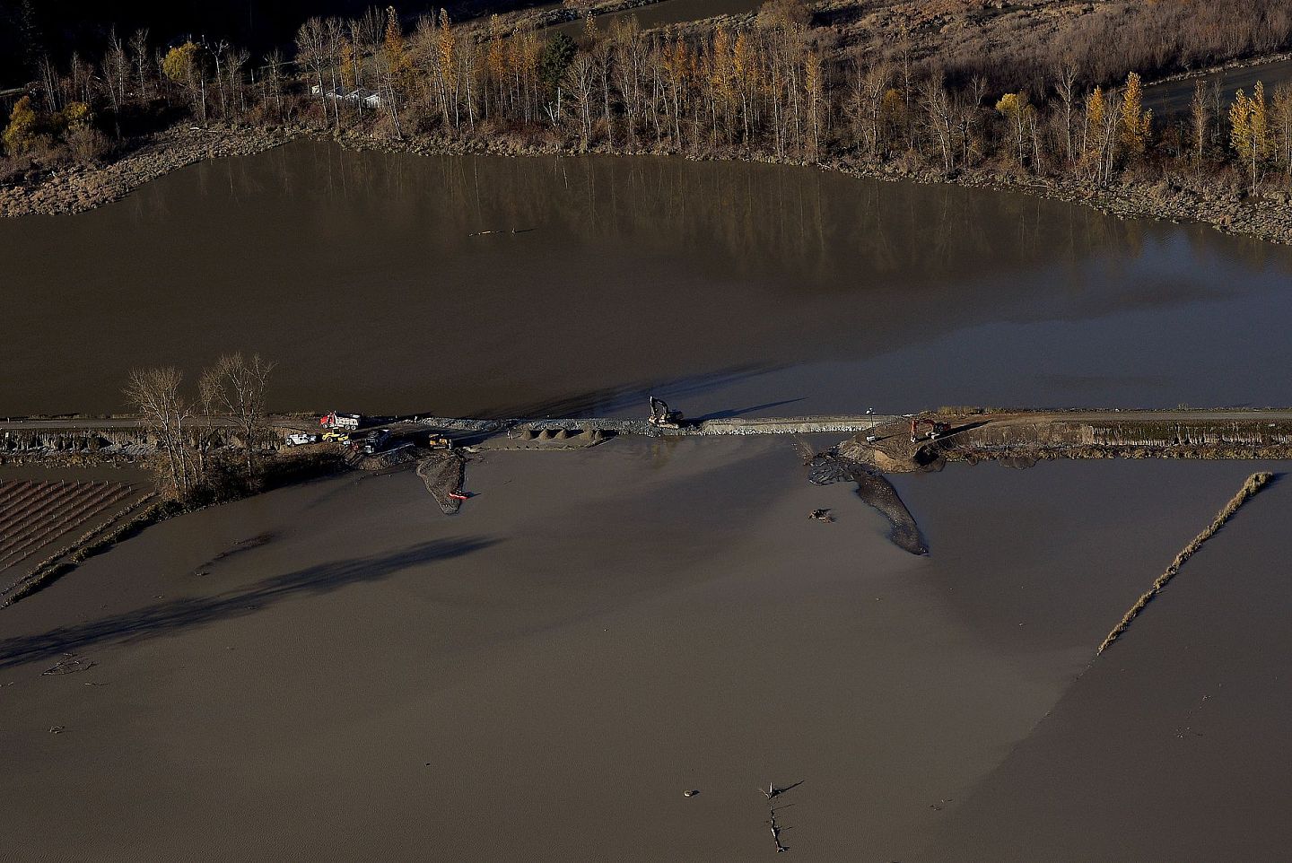 洪水破坏卑诗省不少公路和铁路交通。(Reuters)