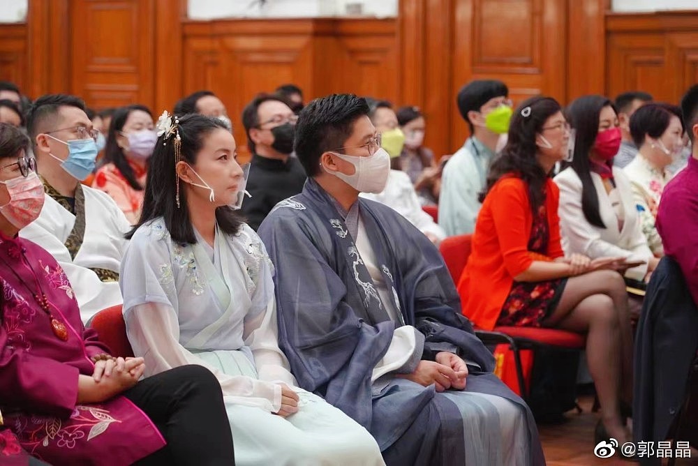 霍启刚携郭晶晶穿汉服亮相，郭晶晶受追捧，比剪刀手合影，气质优雅（组图） - 1