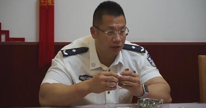 中国44岁公安局长肌肉撑爆白衬衫，活脱脱“警察版巨石强森”，身材太好了...（组图） - 5