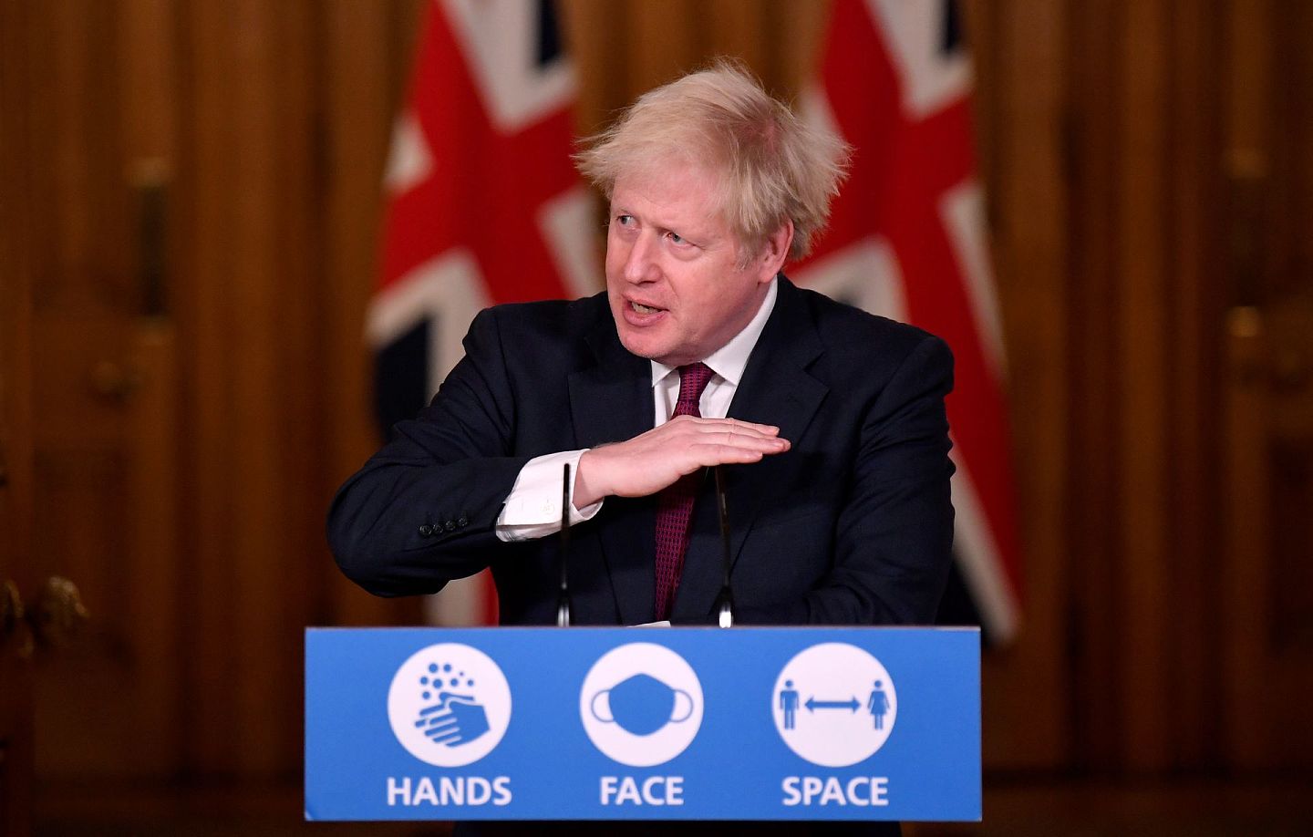 英国首相约翰逊拒绝认定中国新疆发生“种族灭绝”，亦不同意禁止新疆棉花进口。图为2020年12月19日，英国首相约翰逊召开记者会。（Reuters）