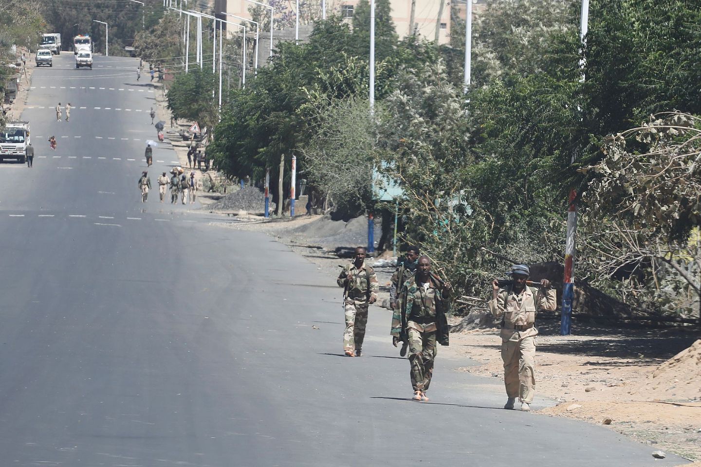 2021年3月18日，埃塞俄比亚政府军行进在提格雷地区的公路上。（Reuters）