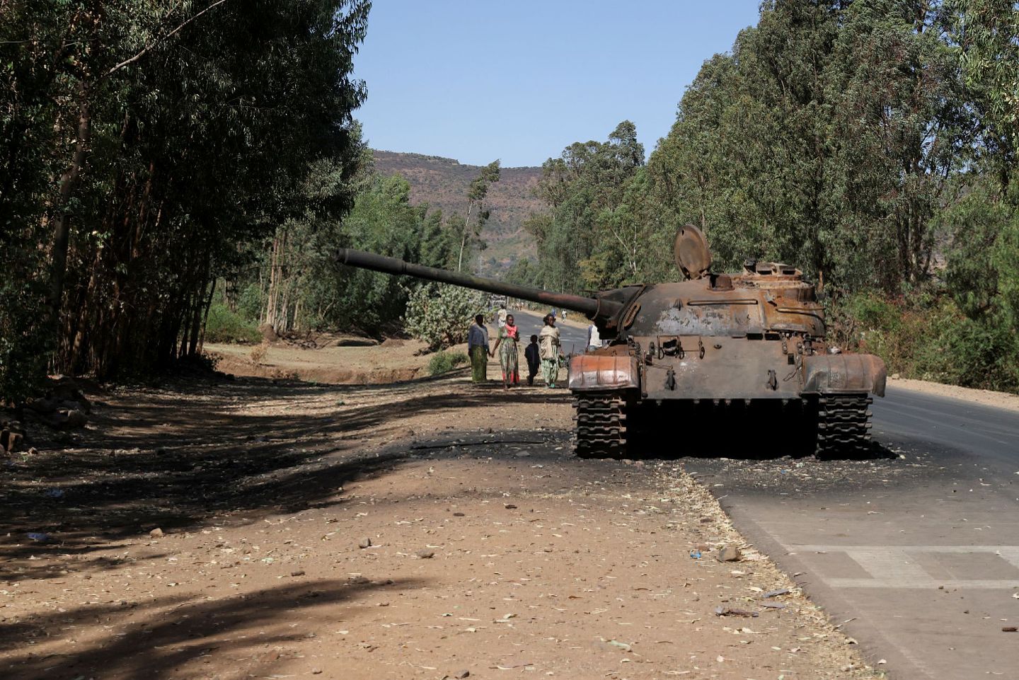 2021年3月18日，一辆坦克被遗弃在埃塞俄比亚北部提格雷地区的公路上。（Reuters）