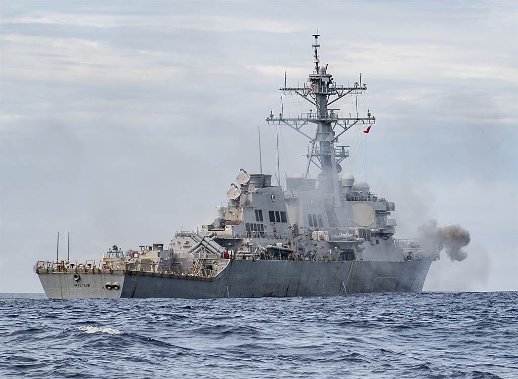 阿利伯克级（Arleigh Burke Class）驱逐舰「米利厄斯」号（USS Milius，DDG 69）2019年11月24日在南海的实战军演中，发射127毫米口径Mark-45型主炮的画面。 （美国海军）