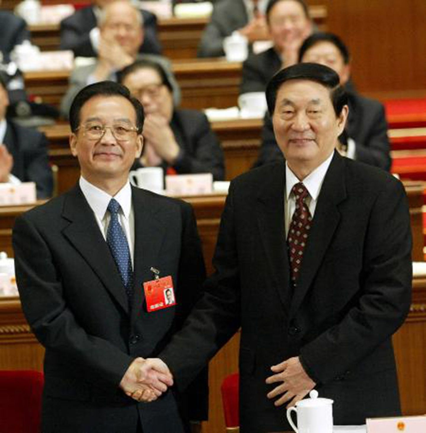 朱镕基当年推动国企改革十分成功，中国迎来高速发展的20年，图为2003年3月16日，温家宝出任中国国务院总理后与朱镕基（右）握手。（新华社）