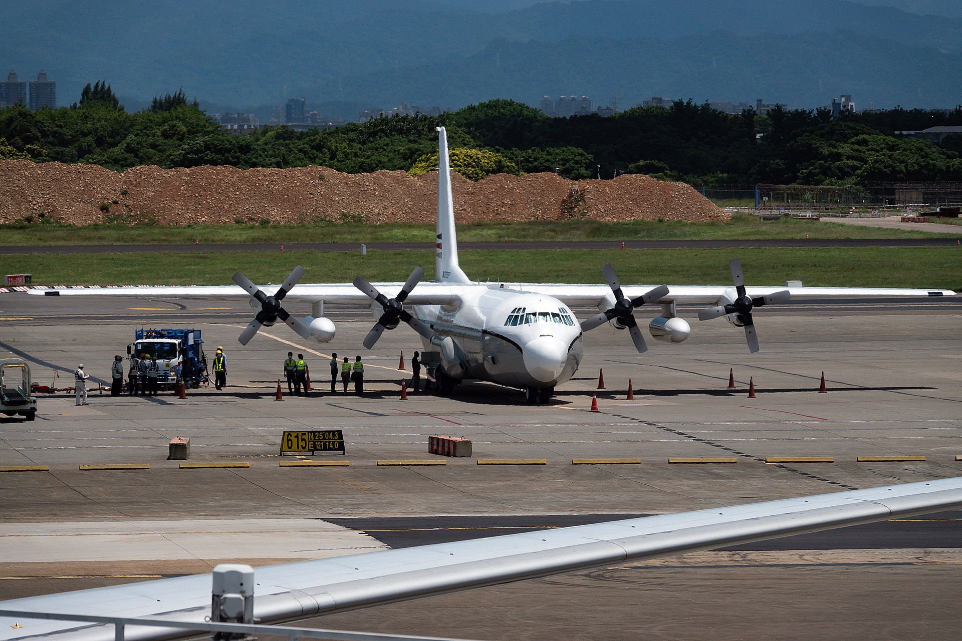 2021年7月19日，美国一架民用型C-130型运输机降落台湾桃园机场执行机密任务， 仅停留约1小时就飞离台湾。（中央社）