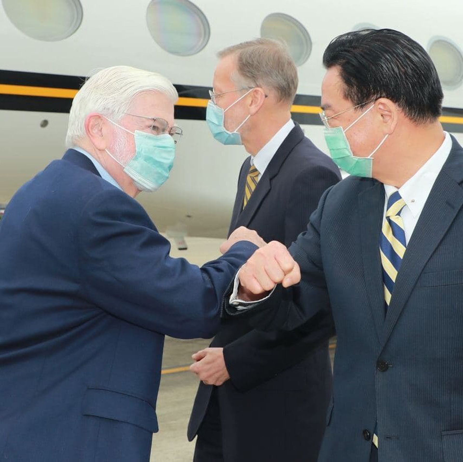 台湾外交部长吴钊燮（右）4月14日在机场迎接美方人员。（Twitter@MOFA_Taiwan）