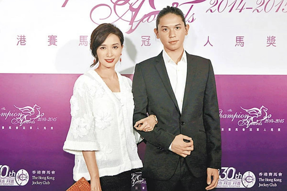 54岁吴婉芳与张学友搂腰合照，穿白色晚装很优雅，两人以兄妹相称（组图） - 1