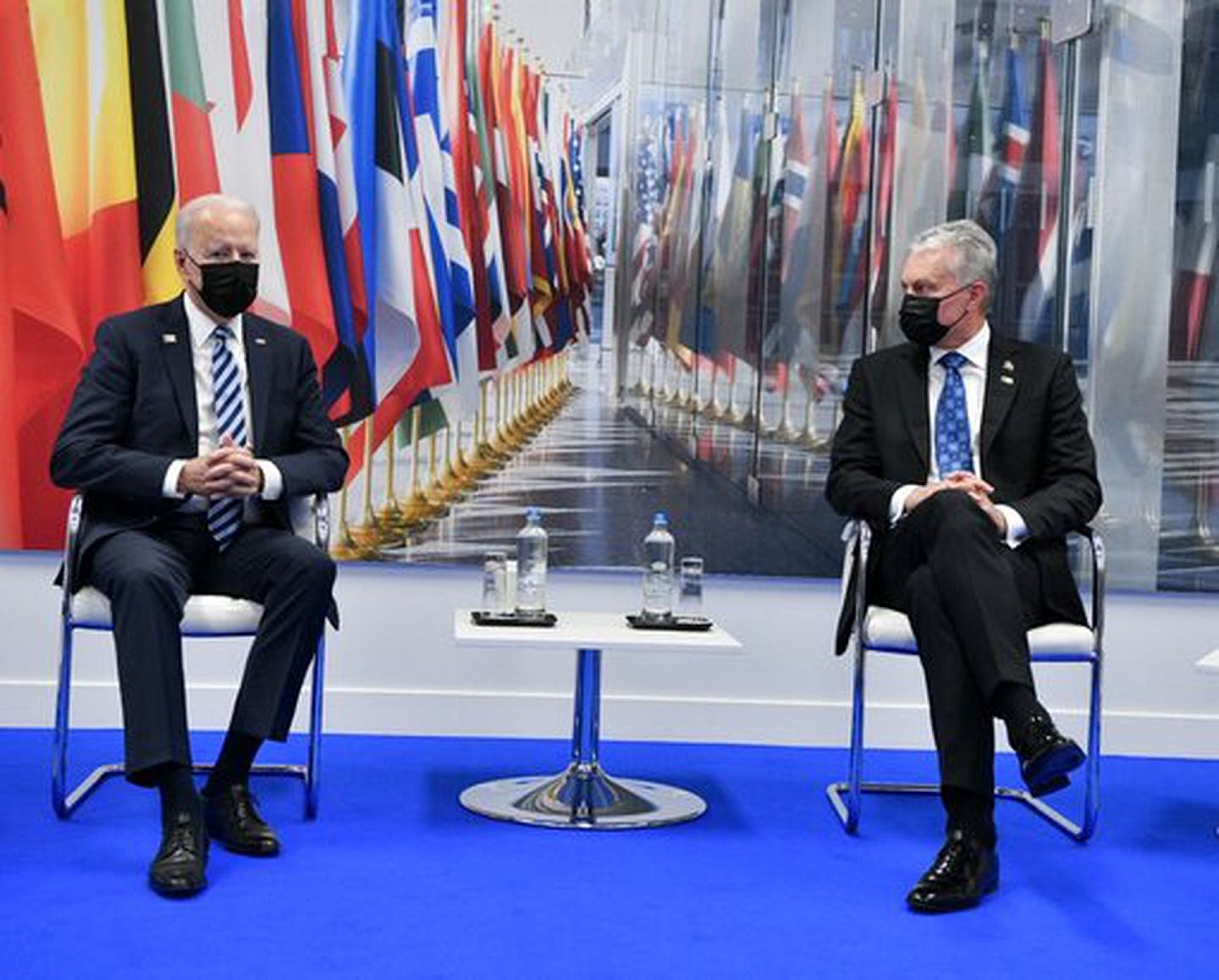 立陶宛总统瑙塞达6月14日于官网发布相片，显示瑙塞达与美国总统拜登在北约峰会期间会面。（立陶宛总统官方网站）