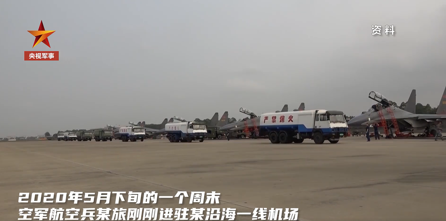 解放军空军在机场准备起飞。（微博@央视军事视频截图）