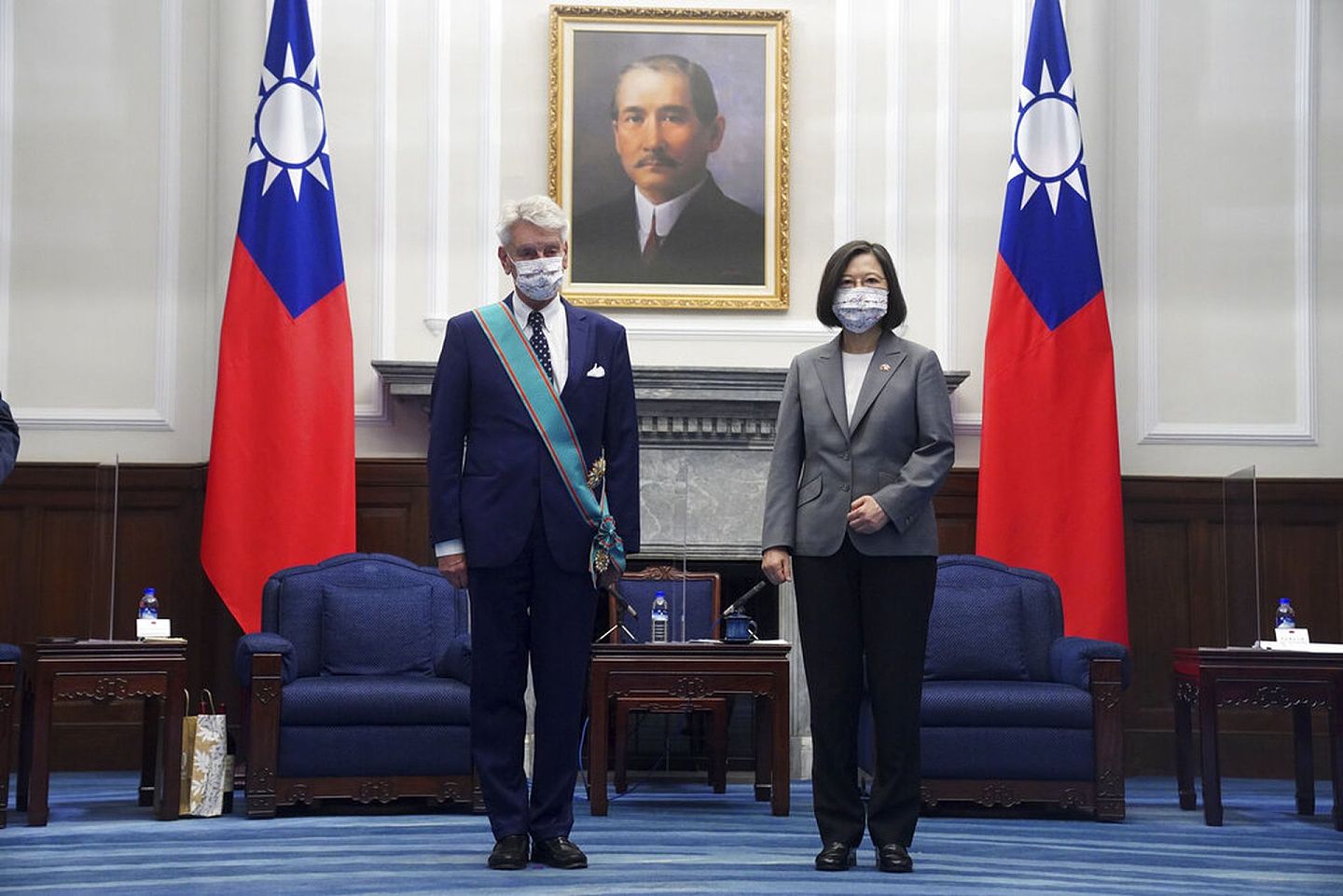 2021年10月7日，台湾总统蔡英文在台北总统府会见李察并向他颁发荣誉勋章后留影。（AP）