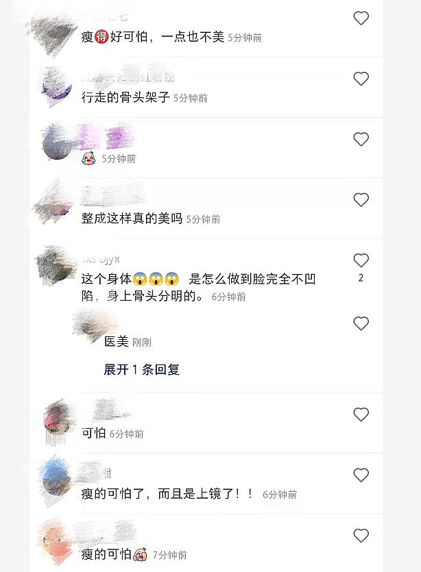 真纸片人！金晨现身活动排骨胸全程抢镜，网友齐呼：瘦得可怕