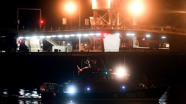一艘运载移民尸体的法国志愿海上救援组织船只抵达法国加莱港。
