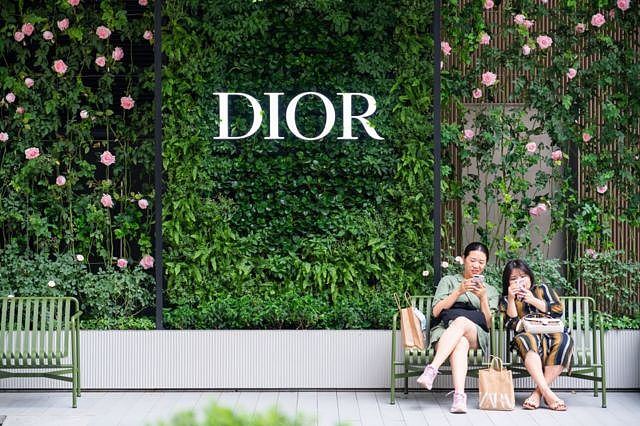 迪奥（Dior）以精致的手提包和迷人的香水而闻名。