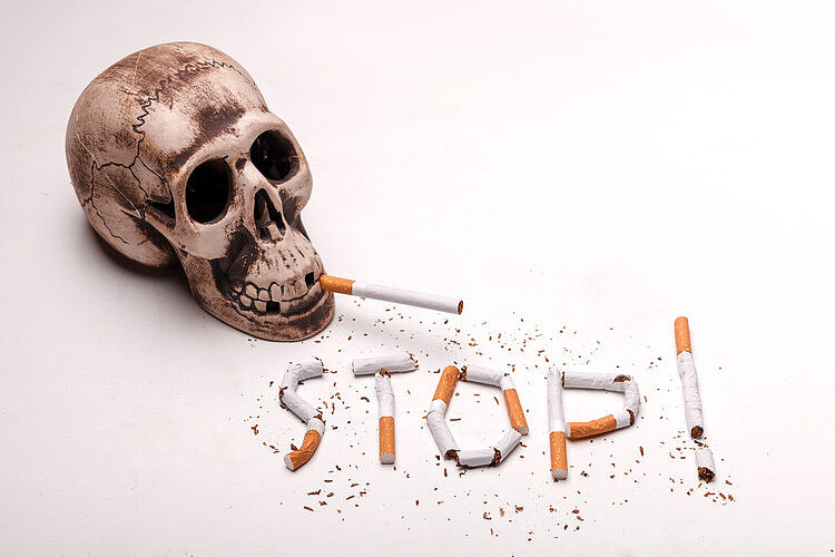 戒烟，要突然一下子戒掉，还是慢慢减少烟量？哪个比较好？