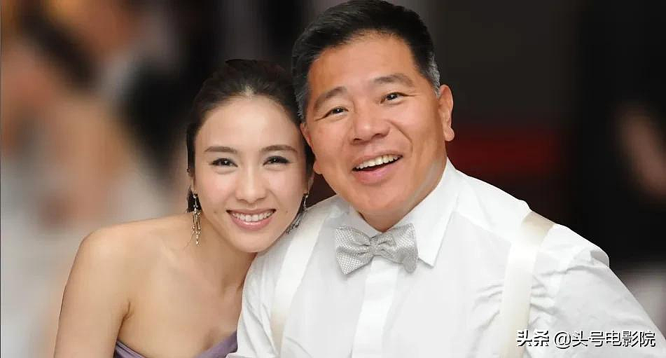 嫁入豪门13年！港姐李嘉欣上位史：挤走赌王女儿，让姐姐也嫁富豪