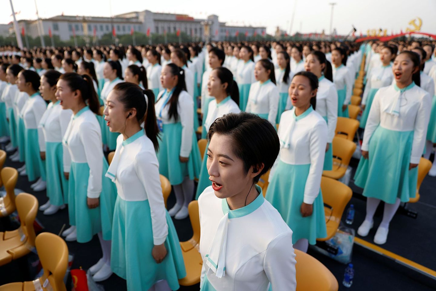 2021年7月1日，参加中国共产党成立100周年庆祝活动人员进行表演。（Reuters）