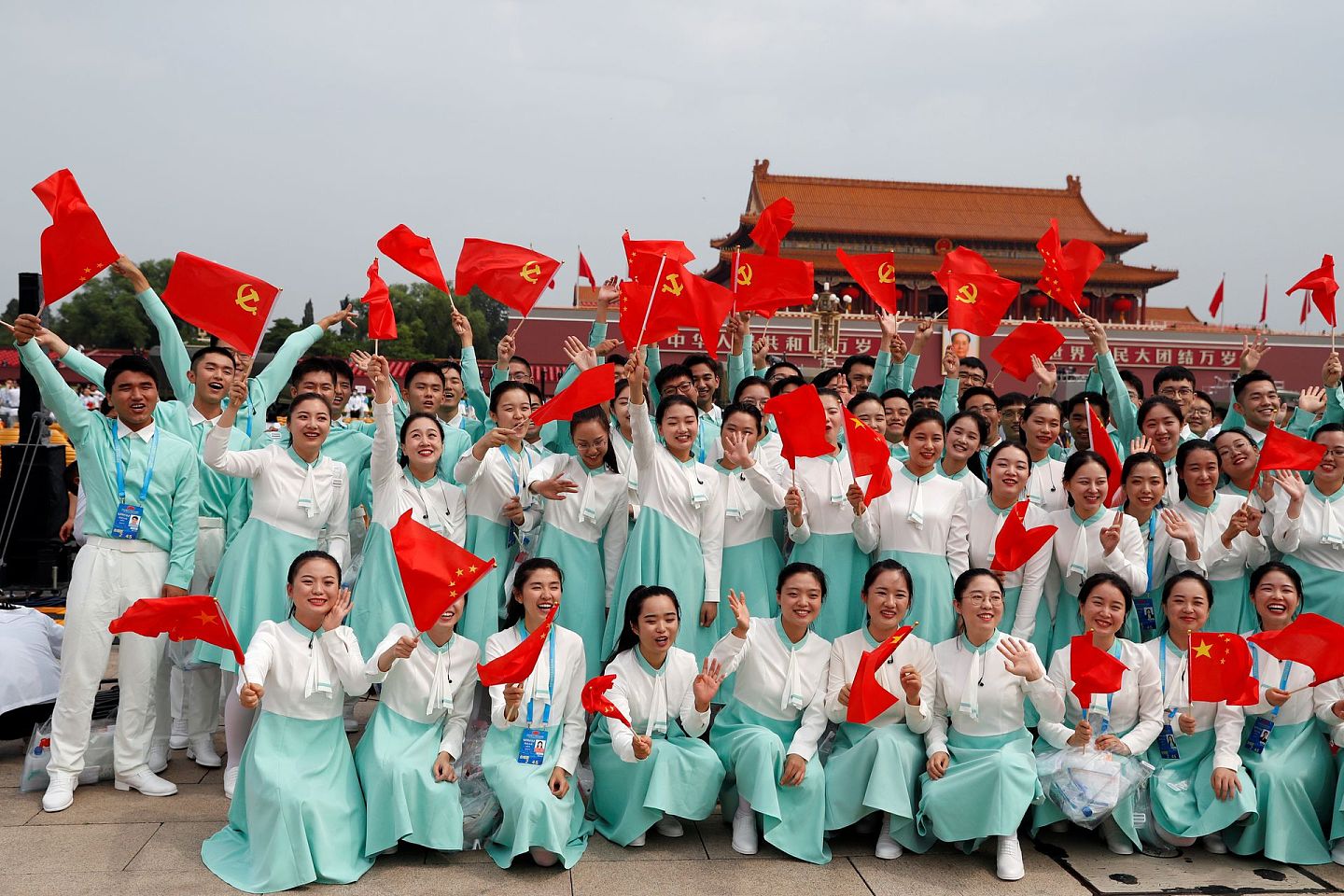 2021年7月1日，参加中国共产党成立100周年庆祝活动人员合影。（Reuters）