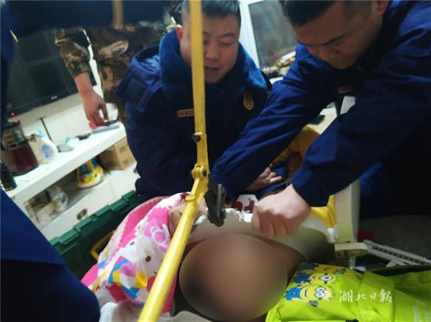 湖北武汉一名6岁男童坐于马桶上玩手机太久，竟卡住在厕所板，惊动消防员出动拯救。 （湖北日报微博图片）