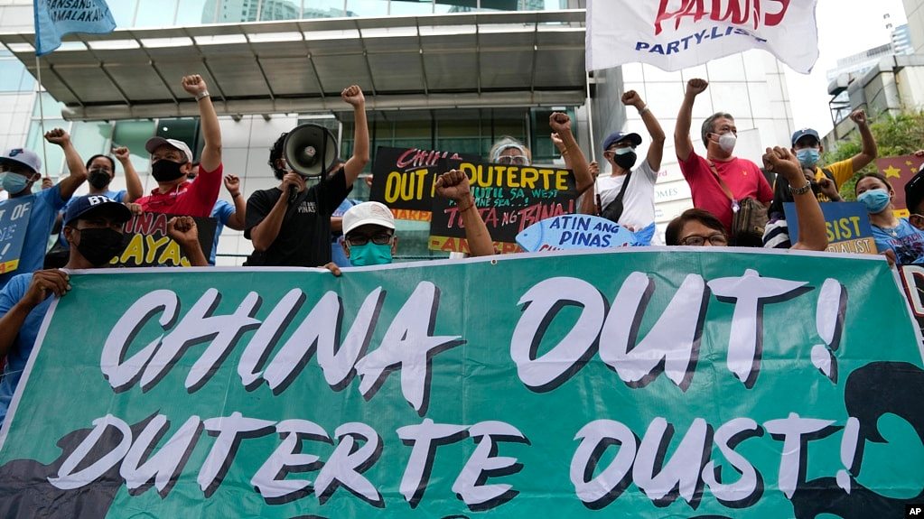 菲律宾活动人士在中国驻马卡蒂领事馆前举行抗议活动。（2021年11月24日）