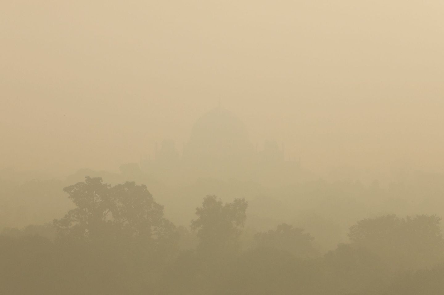 2021年11月16日，摄影师在拍摄新德里的胡马雍陵（Humavun’s Tomb），但在雾霾下连其剪影都难以一见。（Reuters）