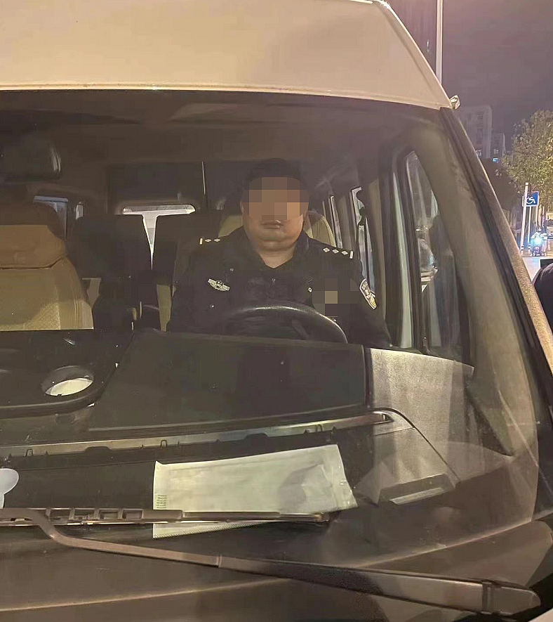 武汉一民警执法时与群众“大打出手”？目击者：一身酒气，还开车来的！警队回复：检测为