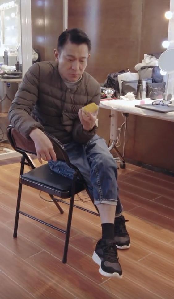 60岁刘德华后台啃玉米接地气，打扮朴素身材瘦削，脚踝比手腕还细（组图） - 3