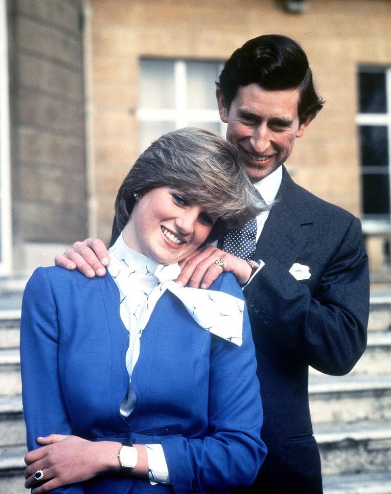 查理与黛妃1981年宣布订婚后合影。美联社