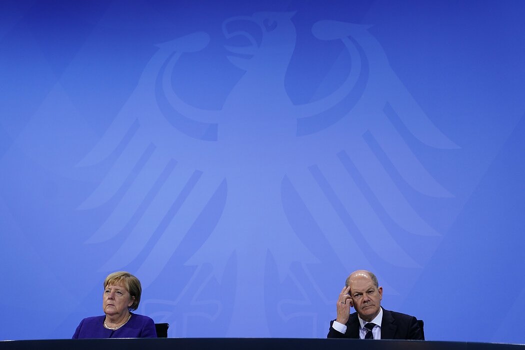 即将卸任的德国总理安格拉·默克尔和肖尔茨本月在柏林。