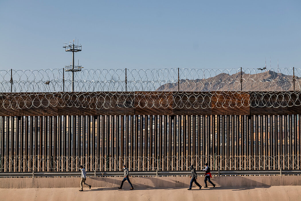 今年，寻求庇护者准备从墨西哥越境进入得克萨斯州。在美国，移民政策基本上仍然保持不变，重点是南部边境，那里的移民拘留率创下了历史新高。