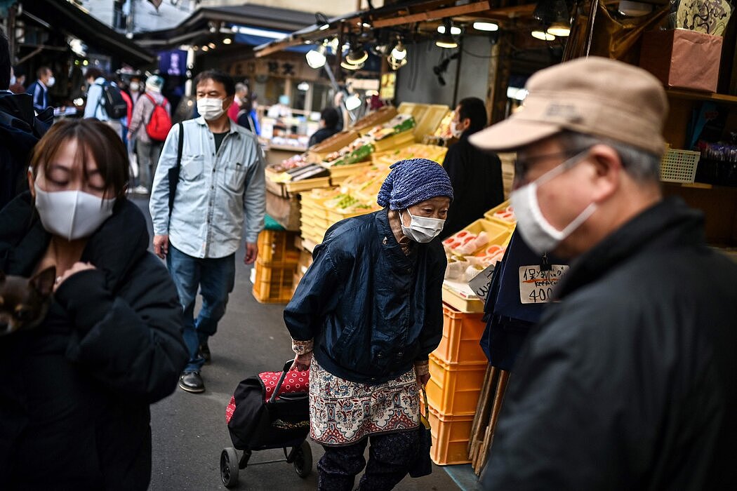 日本在移民方面的转变可能是最明显的，老龄化的人口正迫使政府改变政策，允许外国工人留在日本。