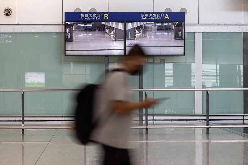 香港发现两名入境旅客，携有与最新B.1.1.529变种病毒基因排序十分相似的病毒。图为香港机场。(欧新社)